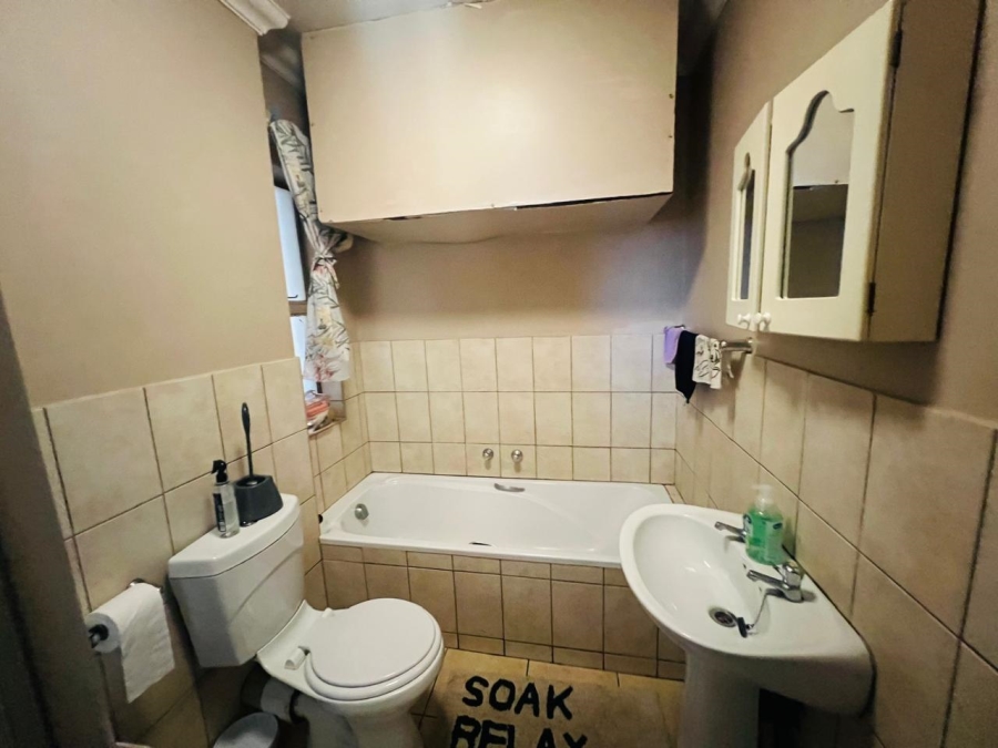 2 Bedroom Property for Sale in Geelhoutpark North West